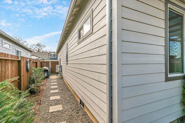 248 Christopher Way, Talent, OR 97540