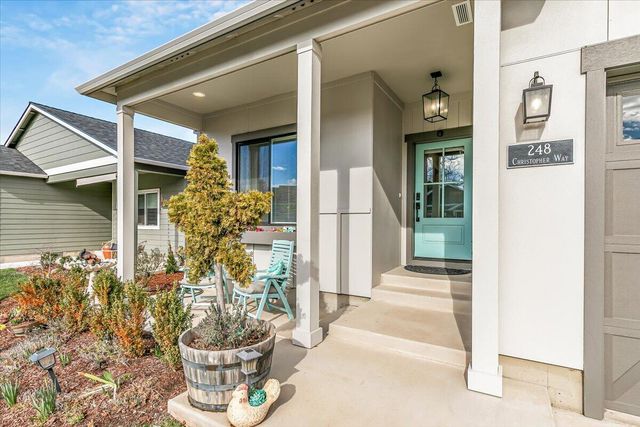 248 Christopher Way, Talent, OR 97540