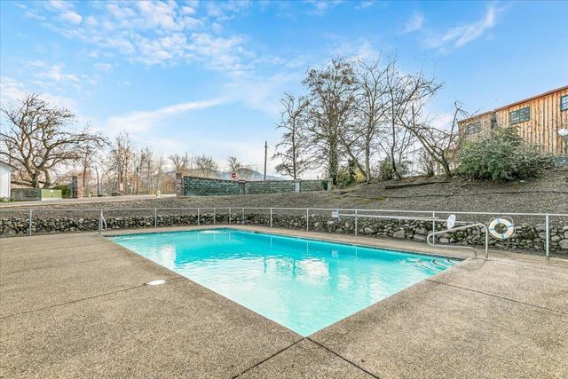 248 Christopher Way, Talent, OR 97540