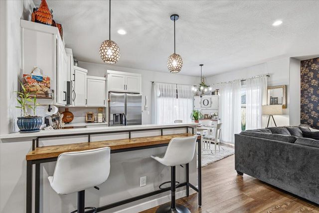 248 Christopher Way, Talent, OR 97540