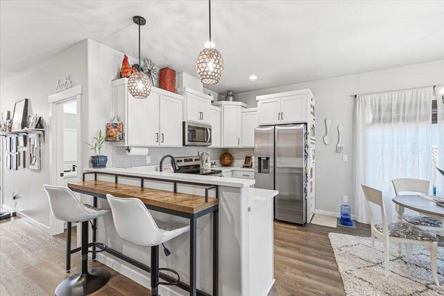 248 Christopher Way, Talent, OR 97540