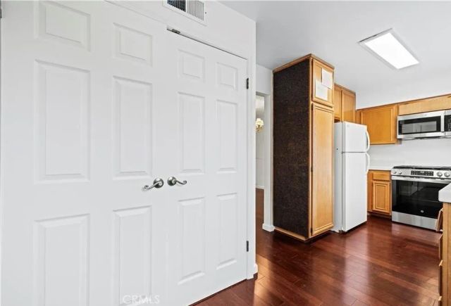 21912 Hiawatha 2, Chatsworth, CA 91311