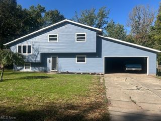 992 Lakewood Beach Drive, Sheffield Lake, OH 44054