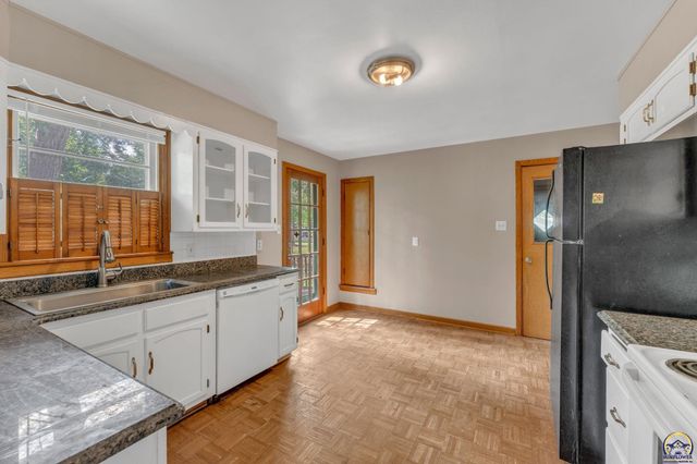 1635 SW Burnett RD, Topeka, KS 66604