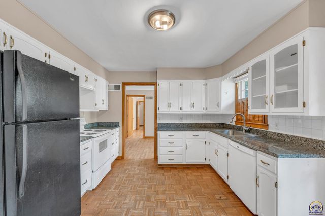 1635 SW Burnett RD, Topeka, KS 66604