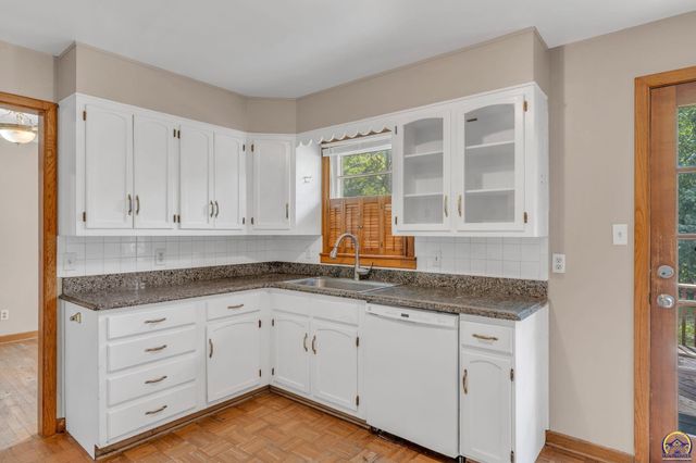 1635 SW Burnett RD, Topeka, KS 66604