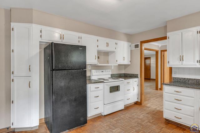 1635 SW Burnett RD, Topeka, KS 66604