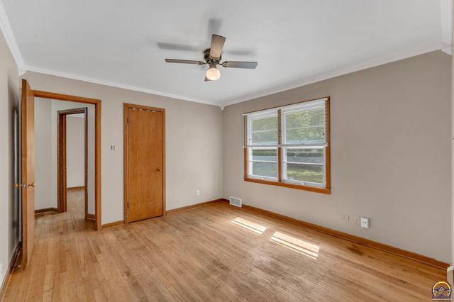 1635 SW Burnett RD, Topeka, KS 66604