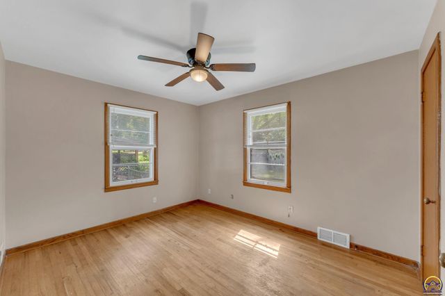 1635 SW Burnett RD, Topeka, KS 66604