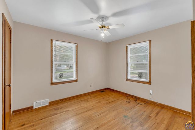 1635 SW Burnett RD, Topeka, KS 66604