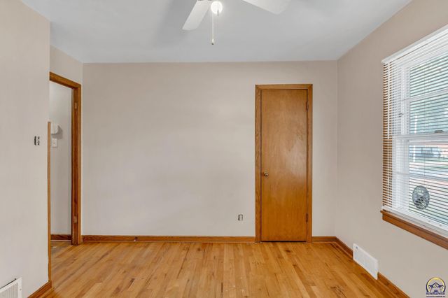 1635 SW Burnett RD, Topeka, KS 66604