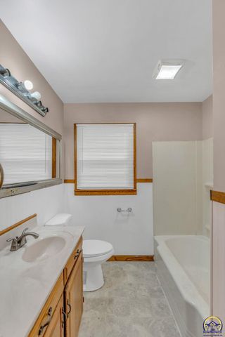 1635 SW Burnett RD, Topeka, KS 66604