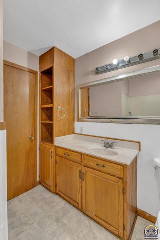 1635 SW Burnett RD, Topeka, KS 66604