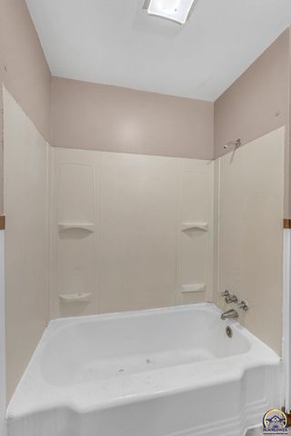 1635 SW Burnett RD, Topeka, KS 66604