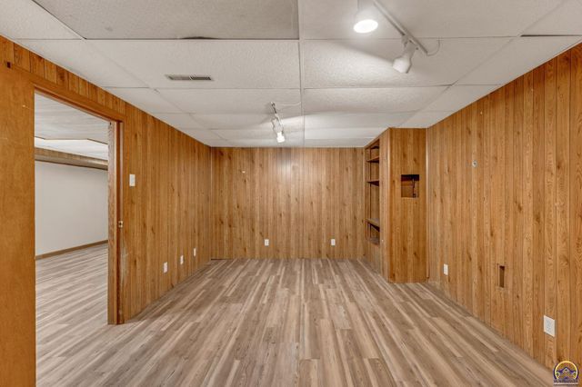 1635 SW Burnett RD, Topeka, KS 66604