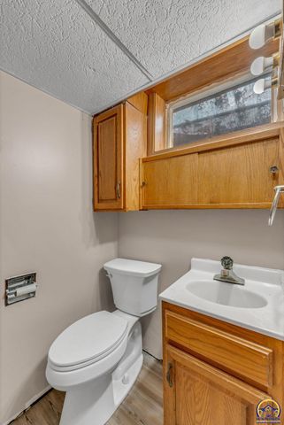 1635 SW Burnett RD, Topeka, KS 66604