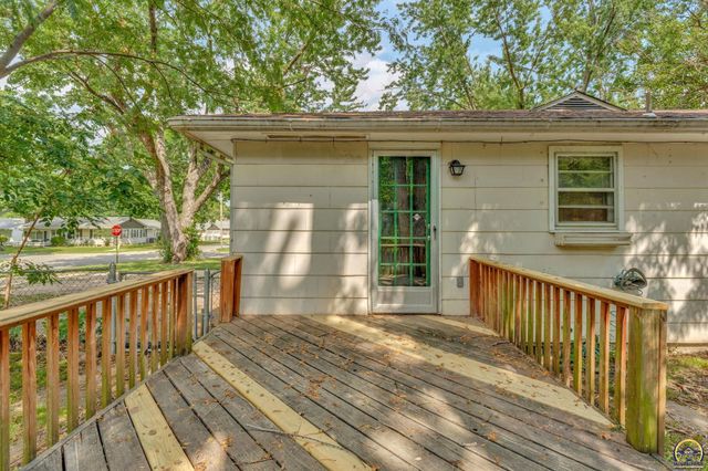 1635 SW Burnett RD, Topeka, KS 66604
