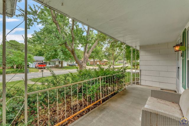 1635 SW Burnett RD, Topeka, KS 66604