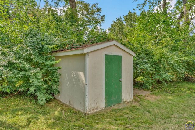 1635 SW Burnett RD, Topeka, KS 66604