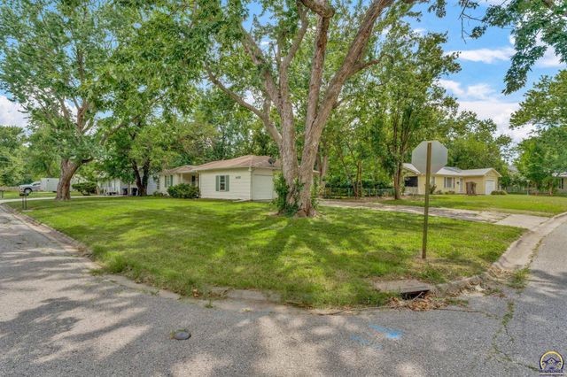 1635 SW Burnett RD, Topeka, KS 66604