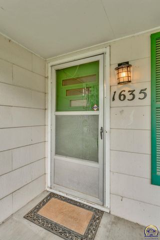 1635 SW Burnett RD, Topeka, KS 66604