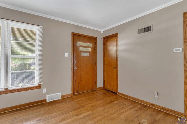1635 SW Burnett RD, Topeka, KS 66604