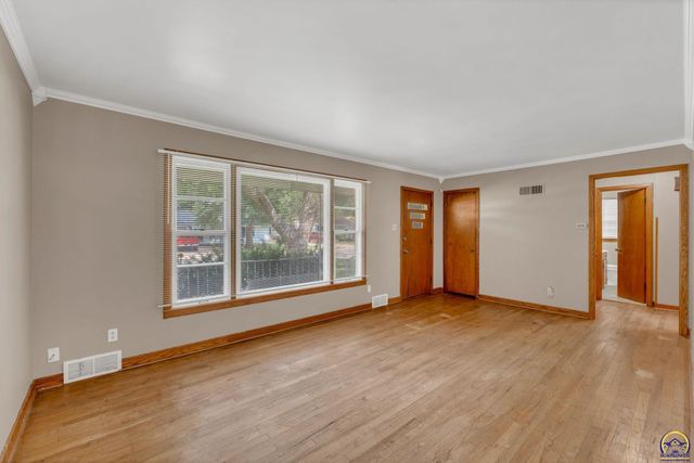 1635 SW Burnett RD, Topeka, KS 66604