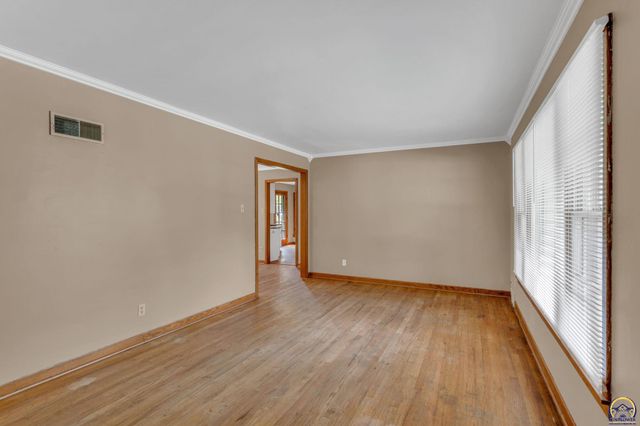 1635 SW Burnett RD, Topeka, KS 66604