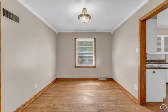 1635 SW Burnett RD, Topeka, KS 66604