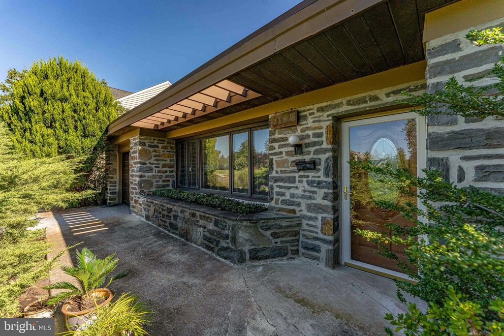 2135 MACLARIE LN, Broomall, PA 19008