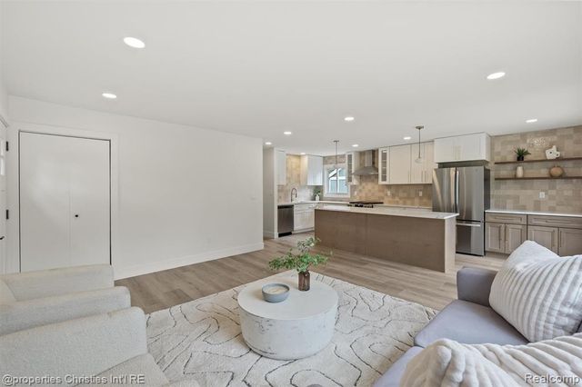 270 Arabelle Street, Commerce Twp, MI 48382