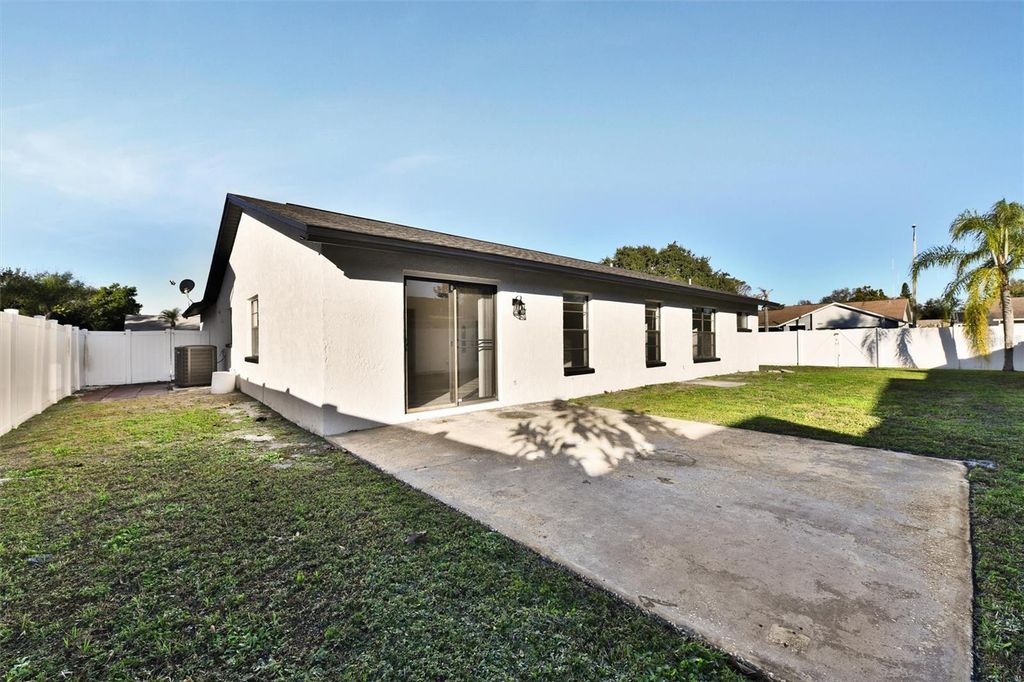 Image 38 of property listing at 6539 SEAFAIRER DRIVE, Tampa, FL 33615