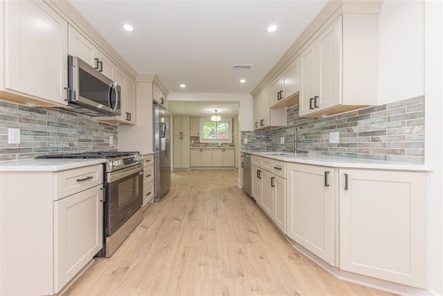 5050 Grover Drive, Brighton, MI 48116