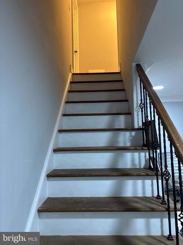 34 RING LN, Levittown, PA 19055