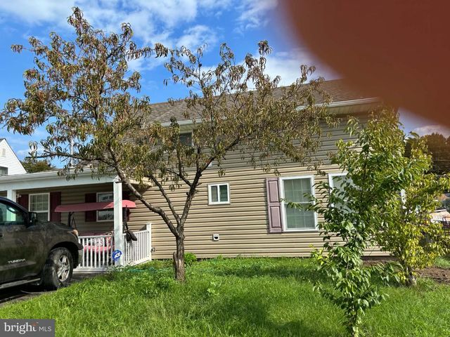 34 RING LN, Levittown, PA 19055