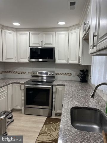 34 RING LN, Levittown, PA 19055