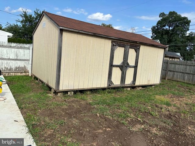 34 RING LN, Levittown, PA 19055