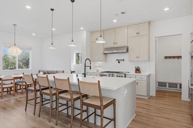 451 Canyon Creek Dr, Auburn, CA 95603