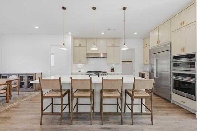 451 Canyon Creek Dr, Auburn, CA 95603