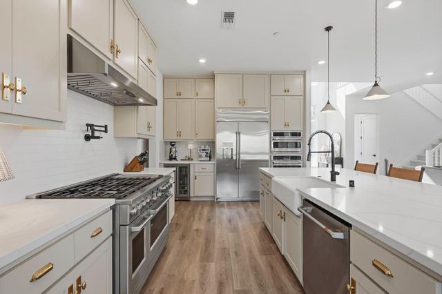 451 Canyon Creek Dr, Auburn, CA 95603
