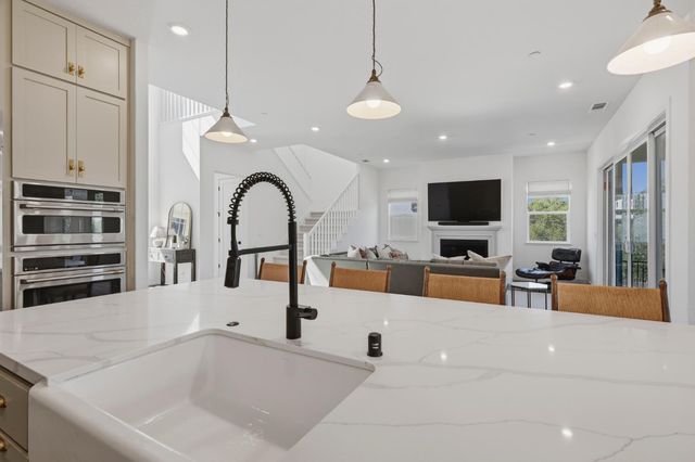 451 Canyon Creek Dr, Auburn, CA 95603