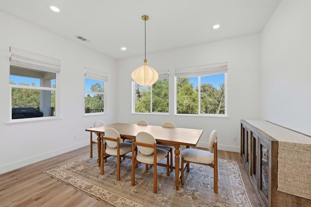 451 Canyon Creek Dr, Auburn, CA 95603