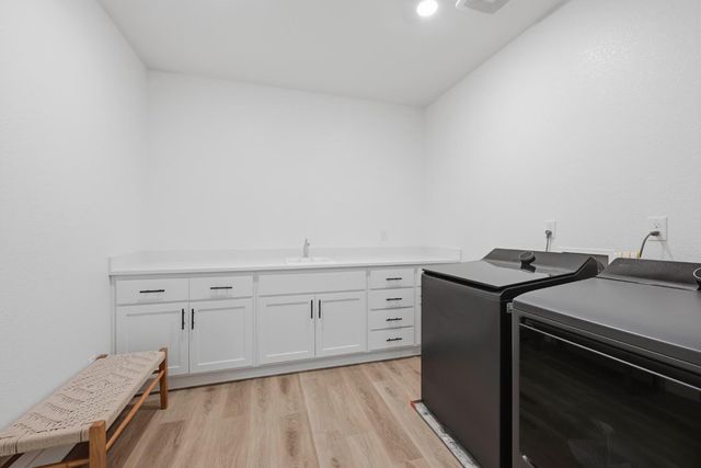 451 Canyon Creek Dr, Auburn, CA 95603