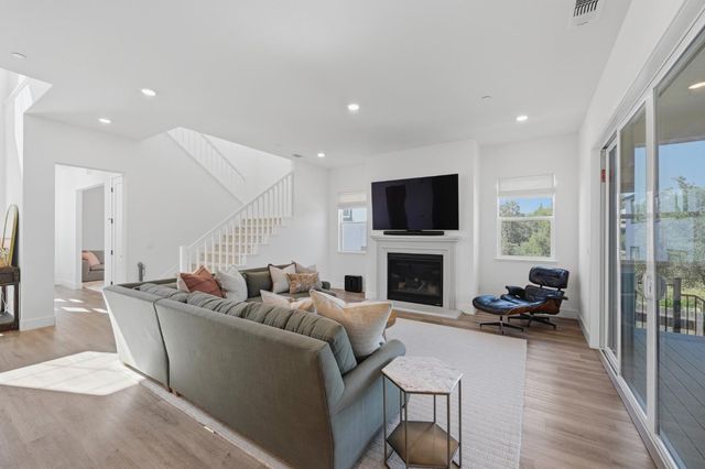 451 Canyon Creek Dr, Auburn, CA 95603