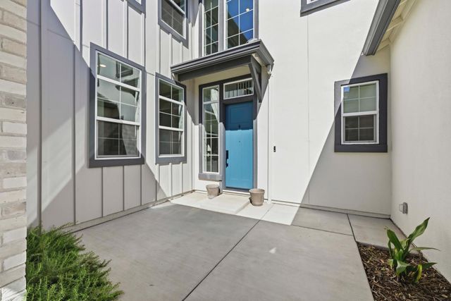 451 Canyon Creek Dr, Auburn, CA 95603