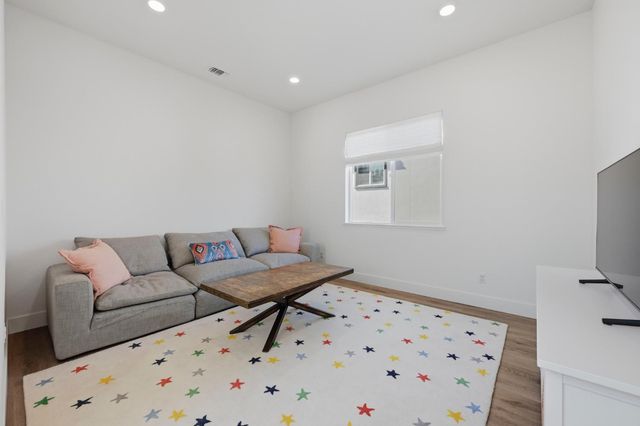 451 Canyon Creek Dr, Auburn, CA 95603