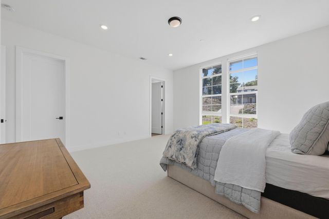 451 Canyon Creek Dr, Auburn, CA 95603