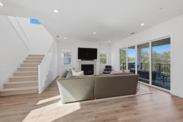 451 Canyon Creek Dr, Auburn, CA 95603
