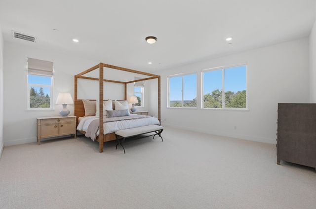 451 Canyon Creek Dr, Auburn, CA 95603
