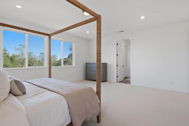 451 Canyon Creek Dr, Auburn, CA 95603